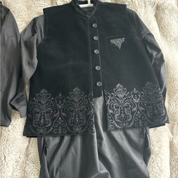 Boys kurta and shalwar with vest size 6-7 and size 8-9 - Picture 2 of 7